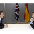 David Cameron y Mariano Rajoy, durante el encuentro bilateral que ambos mandatarios mantuvieron durante la cumbre de la OTAN en 2012.