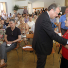 El alcalde, junto a ediles de su grupo, el PSOE y León en Común, ayer en el Crucero.