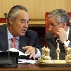 El alcalde de León, Emilio Gutiérrez, conversa con el concejal de Hacienda, Agustín Rajoy, durante el pleno municipal de los Presupuestos 2014.