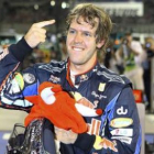 El alemán Sebastian Vettel hace el signo de número uno, el que luce como nuevo campeón del mundo