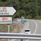 Los técnicos siguen con el trabajo topográfico para construir el nuevo enlace viario a Orense. de la mata