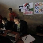 Voluntarios libios trabajan en el centro de comunicación del CNTR.