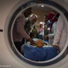 Momento en que el equipo arqueológico realiza un TAC a una de las momias halladas en la necrópolis de Qubbet el-Hawa, en Asuán, en una imagen de la web del proyecto de la Universidad de Jaén.