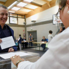 Urkullu, al depositar su voto en un colegio electoral de Durango (Vizcaya).