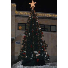 Árbol navideño instalado en la plaza del Ayuntamiento.