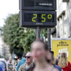 Un termómetro marca 25 grados, este lunes en Valencia.