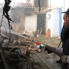 El fuego destruyó una casa en San Estéban de Nogales y dejó una familia en la calle.