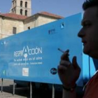 El camión de prevención del tabaquismo Planeta Respira instalado ayer en la plaza de San Marcelo
