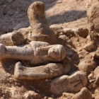 Estatuillas de barro encontradas en Luxor y una momia intacta, cuya tumba sin profanar, de hace 3.00