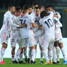 Los jugadores del Madrid, durante la celebración del gol de Mendy. PAOLO MAGNI