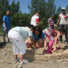 El segundo grupo del campamento de verano del Sagrado Corazón en el Coto Escolar levanta un palomar