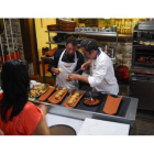 El chef Martínez preparando algunas de sus creaciones servidas en la inauguración de la terraza.