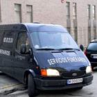 El furgón que trasladó los restos del maquinista leonés fallecido.