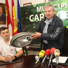 El alcalde Raúl Valcarce sostiene una de las farolas eficientes, ayer junto a uno de sus ediles. L. DE LA MATA