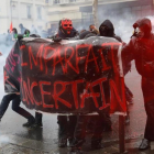 Manifestantes se enfrentan con la policia antidisturbios durante la huelga general en París.