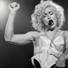 Actuación de Madonna en el Estadio Olímpico de Barcelona, en el verano de 1990, cuando inmortalizó los sotenes de Jean-Paul Gaultier.