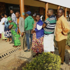 Varias personas hacen cola para votar en las elecciones en un colegio electoral en Kigali, el 4 de agosto.