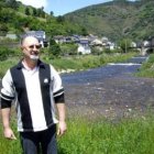 El escritor y articulista villafranquino Bouza Pol, junto a su querido río Burbia.