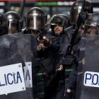 Policías nacionales, el 1-O en el colegio Ramon Llull de Barcelona.