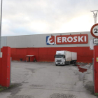 Entrada de los camiones a la plataforma que Eroski gestionaba hasta ahora en la pedanía ponferradina de Dehesas.