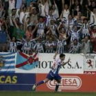 Rubén Vega festeja el tanto de la victoria ante el delirio del público ponferradino que fue clave