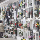 Aunque el invierno está prácticamente encima, el cementerio de Ponferrada parecía ayer lucir en primavera con tanta flor.