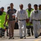 Trabajadores de LM Glasfiber en la factoría de La Llanada, a la salida de su turno la semana pasada