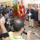 Graciano Palomo, Rosa Valdeón y Fátima Báñez, ayer, en el curso en Aranda de Duero.