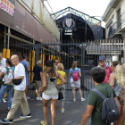 Turistas frente al mercado de La Boquería, cerrado, el día después del atentado