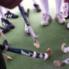 Los jóvenes que practican el hockey aspiran a tener un campo donde jugar