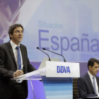 El economista jefe del Grupo BBVA, Jorge Sicilia (izquierda), y el economista jefe de Economías Desarrolladas de BBVA Research, Rafael Doménech,en una imagen de archivo de noviembre.