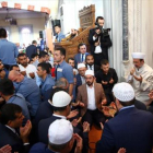 El presidente turco, Recep Tayyip Erdogan (derecha), en un rezo en su visita a Gaziantep tras el atentado de agosto..