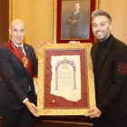 El alcalde entregó un pergamino, la insignia y el gallo de León a Dani Martínez. RAMIRO