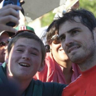 Casillas se fotografía con un aficionado tras el entrenamiento del domingo pasado en Los Ángeles.