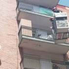 Los bomberos en el edificio donde murió el animal. POLICÍA DE VALLADOLID