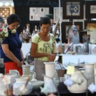 Artesanos ayer, en la feria pintando con fuego.