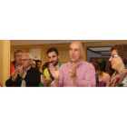 Diez, rodeado de compañeros, colaboradores, simpatizantes y afiliados del PSOE celebra el resultado en la sede socialista.