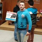 El campeón, junto al casco protector que recibió de premio.