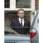 Blair a su salida de Downing Street antes de su comparencia ante el juez