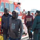 Llegada de inmigrantes al puerto de Motril, en Granada. MIGUEL PAQUET