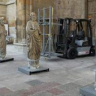 Momento en el que las esculturas de la fachada principal de la Catedral de León son trasladadas al c