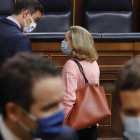 Pedro Sánchez conversa con Nadia Calviño; a su espalda el popular Pablo Casado, en el Congreso de los Diputados. BALLESTERIOS