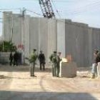 Soldados isrealíes controlan parte del muro de cemento levantado por Israel al este de Jerusalén