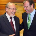 El presidente de la CHD, José Valín, y el consejero Antonio Silván, en su encuentro de ayer.