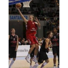 Urko Otegui anota observado por Alex Urtasun; el ex jugador de León falló dos tiros libres decisivos