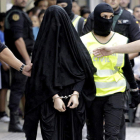 Traslado de la detenida por miembros de la Guardia Civil.