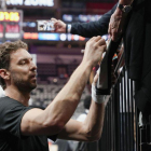 Pau Gasol firma autógrafos.