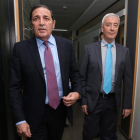 El consejero de Sanidad con el gerente del Hospital del Bierzo. DE LA MATA