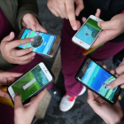 Cuatro adolescentes juegan en grupo a Pokémon Go en Sídney (Australia).