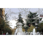 Luces de Navidad colocadas ya en la plaza de Guzmán